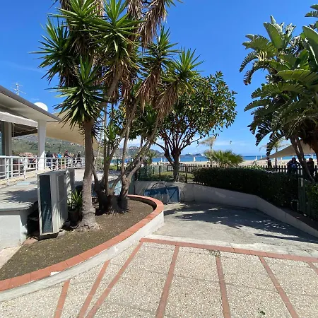 Accogliente E Moderno Bivani A 2 Minuti A Piedi Dalla Spiaggia-centro Con Parcheggio Riservato Apartment Giardini Naxos